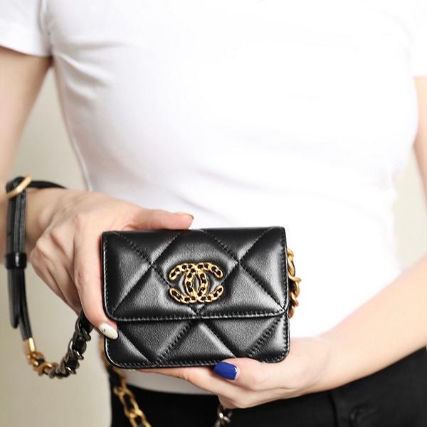 샤넬 19 체인 미니 퀼팅 벨트백 플랩백 AP2410