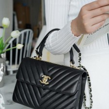 샤넬 트렌디 CC 탑핸들 쉐브론